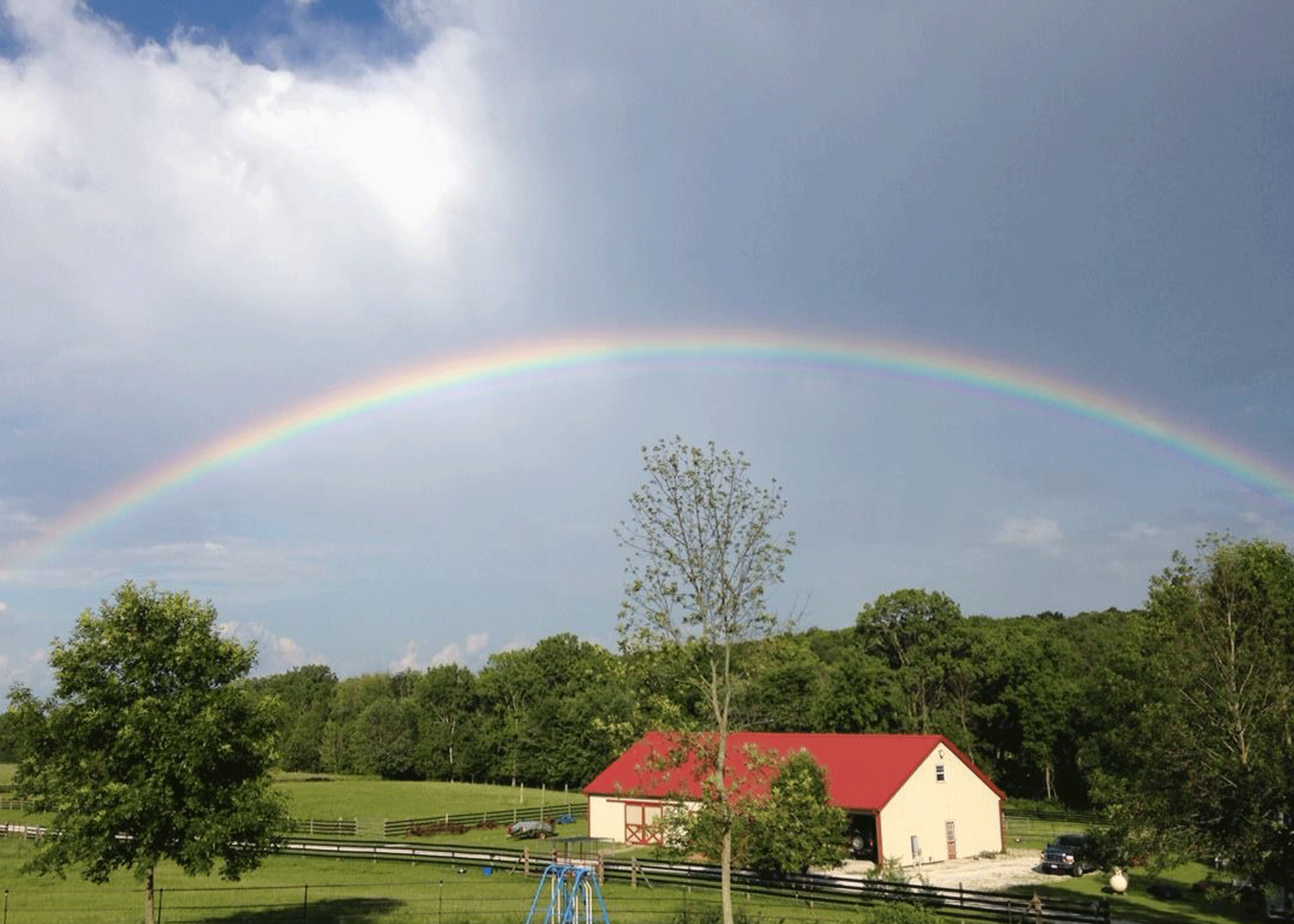 Rainbow_over_barn
